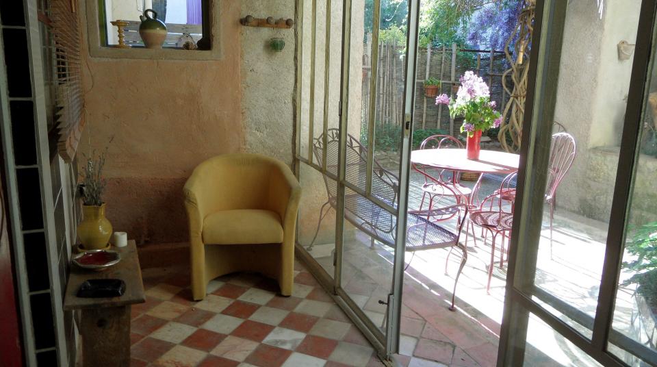 Entrée de la chambre et cour